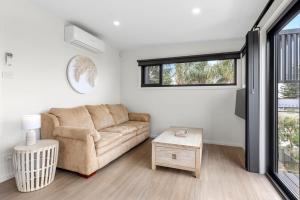 Azure Studio - Ocean Glimpses - 3 Mins Walk to Beach