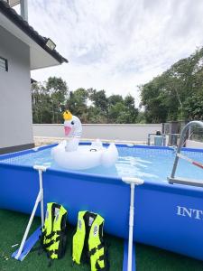 Sejenak Homestay with Pool