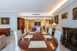 Lavish Seafront Apartment