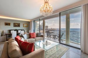 Lavish Seafront Apartment