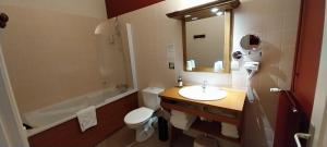 Logis hotels Auberge du Chateau : Chambre Triple avec Salle de Bains
