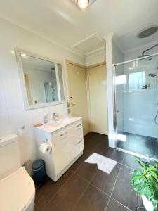 Lemon View Room in Shared Home - near Station, Restaurants, Gym & Airport