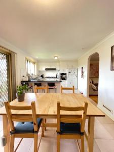 Lemon View Room in Shared Home - near Station, Restaurants, Gym & Airport