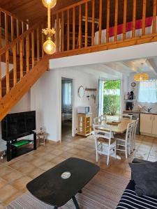 Maisons de vacances Maison 3 etoiles a 50m mer plages iles nature piscine chauffee jacuzzi prive WIFI : photos des chambres