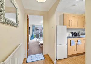 Stunning 2BR Home with Private Garden, Near Airport & MET Office