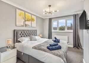 Stunning 2BR Home with Private Garden, Near Airport & MET Office