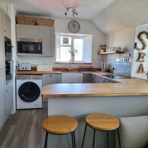 St Just Cottage - Beautiful 3 bed in the heart of St Just with a Fish & Chip Shop, Cafes and 4 local Pubs