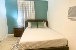 Cozy MiniStudio with Queen Bed Coffee - Cypress