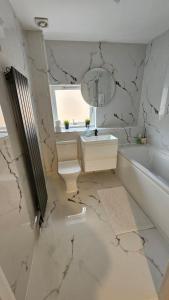 Silverburn new house with free parking and nice garden