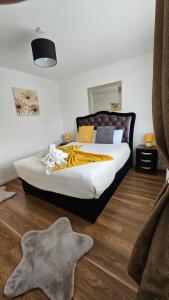 Silverburn new house with free parking and nice garden