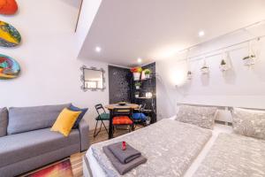 Simona - lovely studio in the downtown .