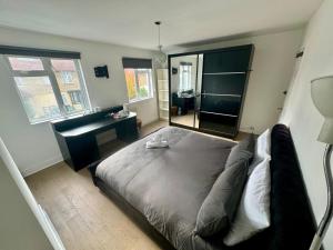 Master Bedroom in a house share thirty minutes away from Waterloo Station Shared Bathroom