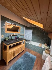 Maisons de vacances Maison avec vue Montagne pour les amateurs de Velo VTT et Randonnees Massages sur rendez-vous : photos des chambres