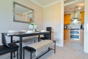 Trendy Central Apartment with Free Parking - Perfect for Contractors and Families