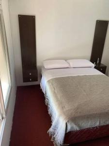 Casa con pileta y espacio techado para auto