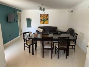 Casa con pileta y espacio techado para auto