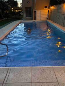 Casa con pileta y espacio techado para auto