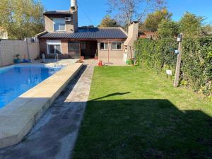 Casa con pileta y espacio techado para auto