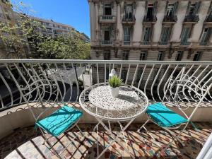 Sunny Gambetta with 3 air conditionings