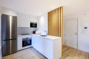 Clínica Universitaria y Hospitales by Clabao