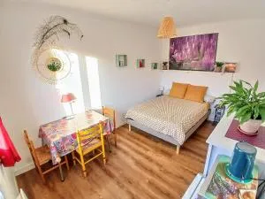 Comme un petit studio - SdB, frigo, micro-ondes, entrée autonome - Eus