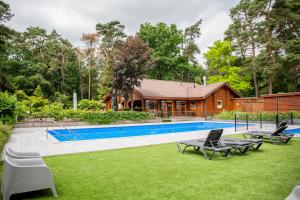 StayatSas Pippa grote omheinde tuin, gebruik van zwembad, stijlvol ingericht, middenin het bos met veel privacy, restaurant op park