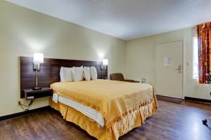 Single Room Smoking room in Continental Inn - Charlotte