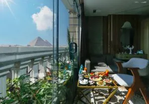 Pyramids moon Tower - 十月六日城