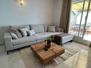 Apartment Miramar 5 mins from beach & 180 sea views