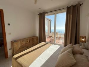 Apartment Miramar 5 mins from beach & 180 sea views