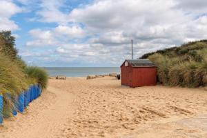 Fantastic Chalet In Hemsby Near To The Beach In Norfolk Ref 18167B
