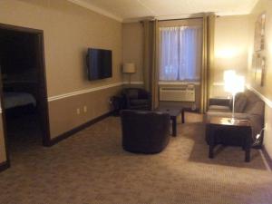 Deluxe Suite room in Belvedere Inn Schenectady - Albany