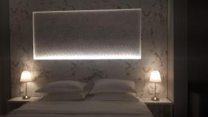 غرفة فاخرة مع دورة مياه ومطبخ بحي الضاحية