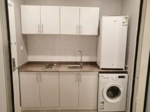 غرفة فاخرة مع دورة مياه ومطبخ بحي الضاحية