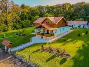 Bányahegyi erdei nyugalom és wellness erdész & vadászház - 陶尔金