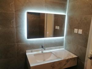 غرفة فاخرة مع دورة مياه ومطبخ بحي الضاحية