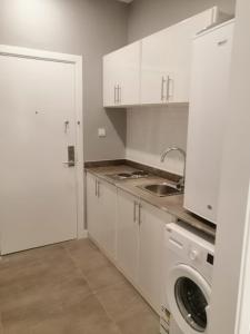 غرفة فاخرة مع دورة مياه ومطبخ بحي الضاحية