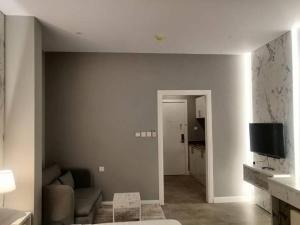 غرفة فاخرة مع دورة مياه ومطبخ بحي الضاحية