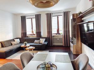 Three-Bedroom Apartment with Balcony room in Schiller-Quartier 15