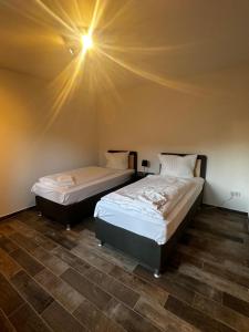 2-Zimmer Wohnung, Parkplatz und Terrasse, Nah A10 und Berlin