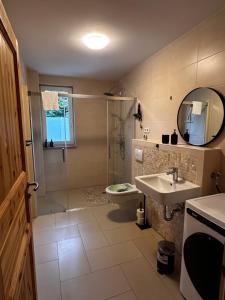 2-Zimmer Wohnung, Parkplatz und Terrasse, Nah A10 und Berlin