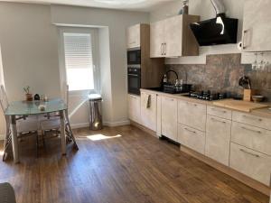 Maisons de vacances La tranquillite en centre-ville avec terrasse : photos des chambres