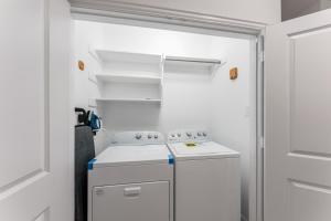 Luxury Oasis - Glam Decor, Putting Green, Arcade Fun & EV Station