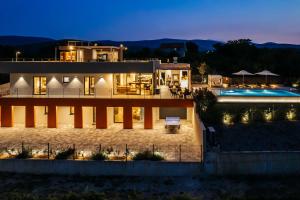 NEW Luxury Villa Colorful with 60sqm heated pool, jacuzzi, sauna, 6 bedrooms