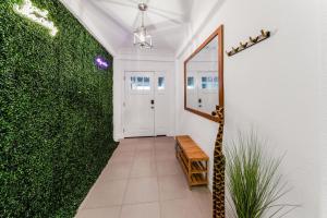 Luxury Oasis - Glam Decor, Putting Green, Arcade Fun & EV Station