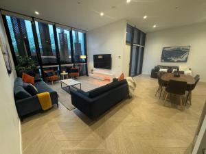 City Meets Bay I Resort Style I 4-Level I Rooftop