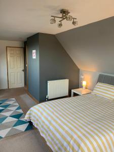 Spacious romantic party cottage with log burner and Ultrafast Fibre near pub Pet friendly