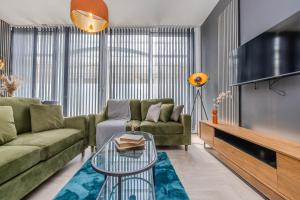 Beautiful Central Pad I Three Bedrooms I 2 Bathroom I Next to Brighton Beach I SLP 10