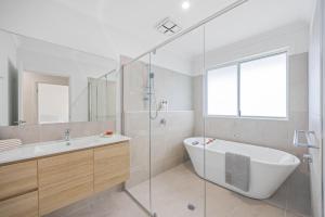 The Waybre - walk to the beach, ducted aircon