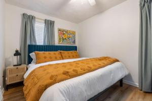 Family Friendly 3BR with Sunroom and Outdoor Area